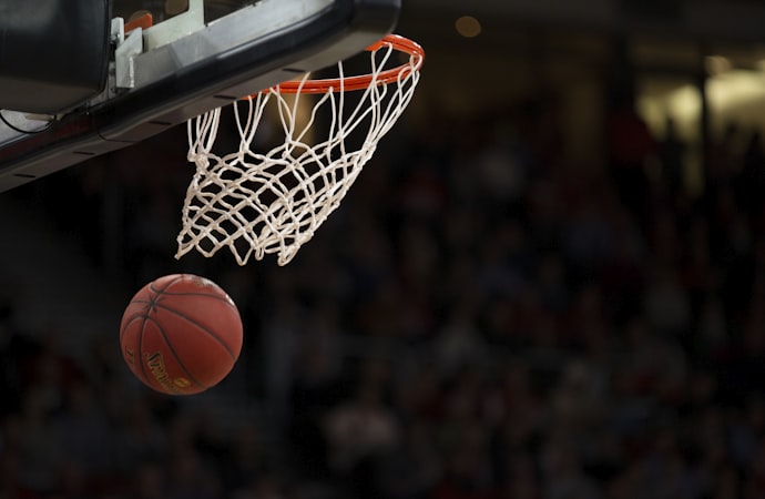 NBA赛场湖人队与凯尔特人队经典对决，球员在斯台普斯中心突破上篮，2025-2026赛季激烈进行
